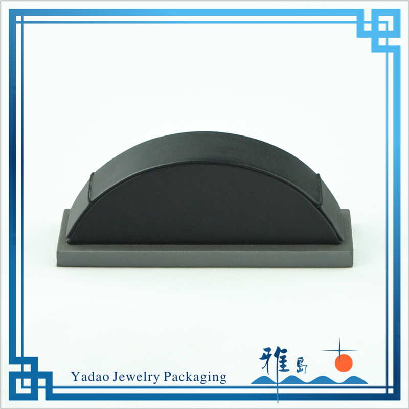 Classic Black leatherette jewelry display ramp for Bracelet display with factory price