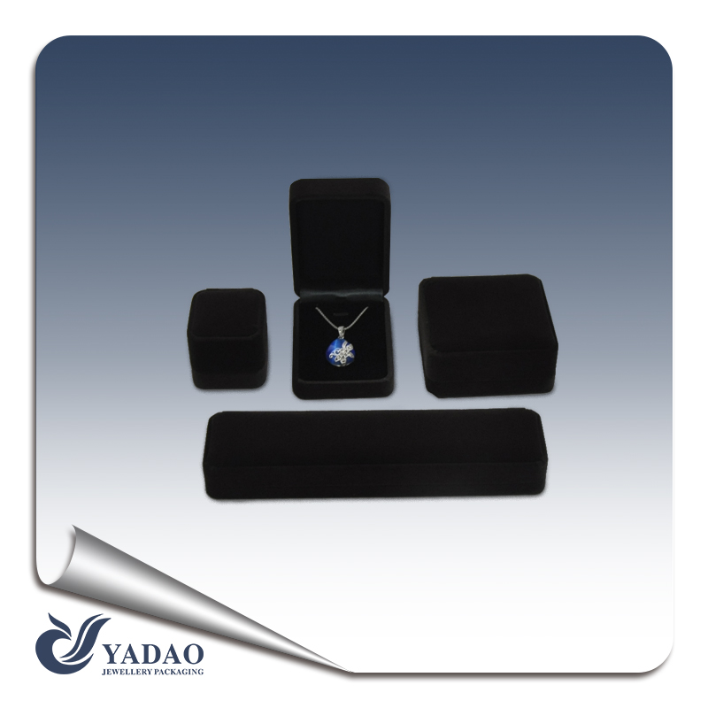 cajas de encargo del regalo de la joyería en negro con el logo estampado en caliente oro y una caja con el prospecto de terciopelo