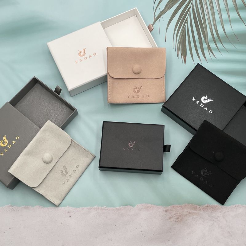 Custom Logo Craft Papier Dessin Bijoux Coffret Cadeau d'emballage avec Pochettes Microfibre Faible MOQ