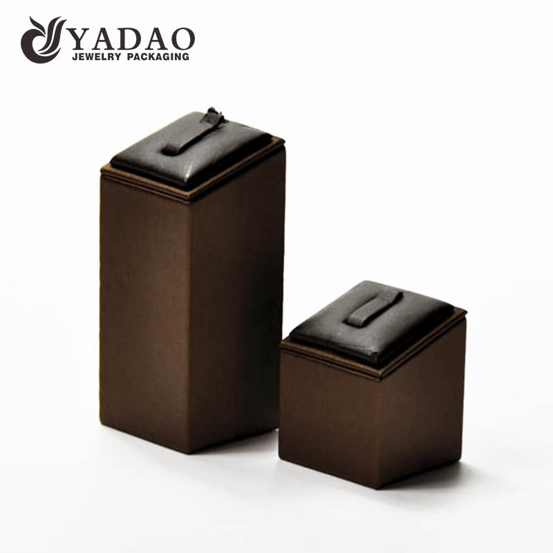 Bon à la recherche de qualité supérieure en gros conception de grop grands présentoirs à anneau en MDF court pour l'affichage de bijoux de compteur de fenêtre étrangère