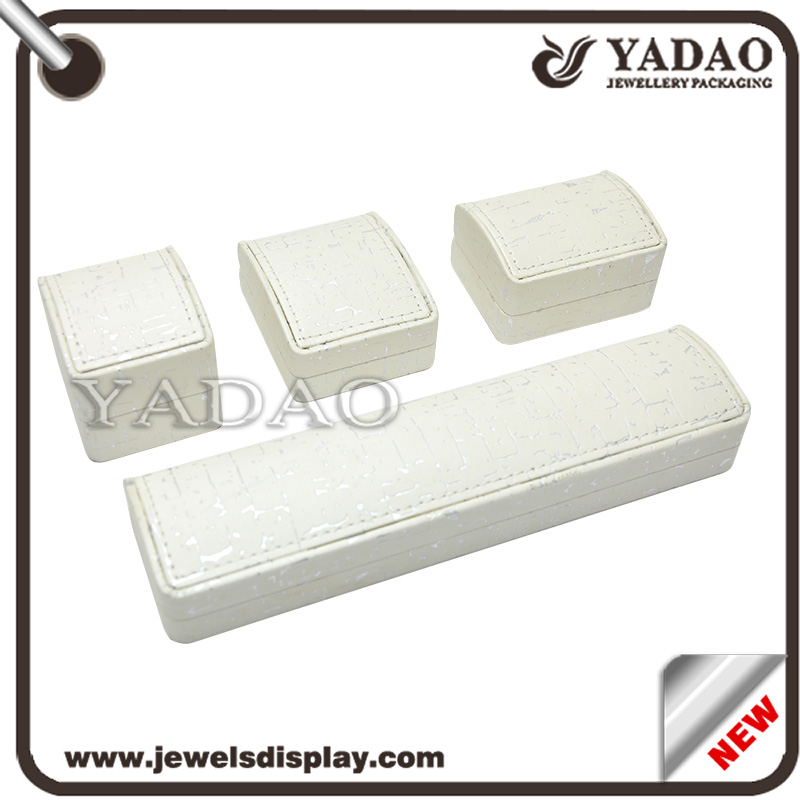 Καλής ποιότητας πλαστικό κουτί δερμάτινα κοσμήματα για κολιέ κρεμαστό κόσμημα δαχτυλίδι κλπ που κατασκευάζονται στην Κίνα