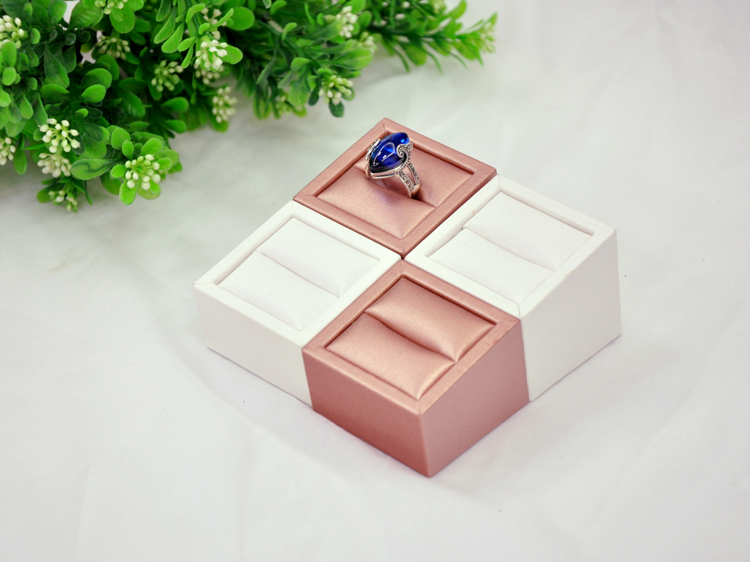 High quality leatherette slotted ring display set