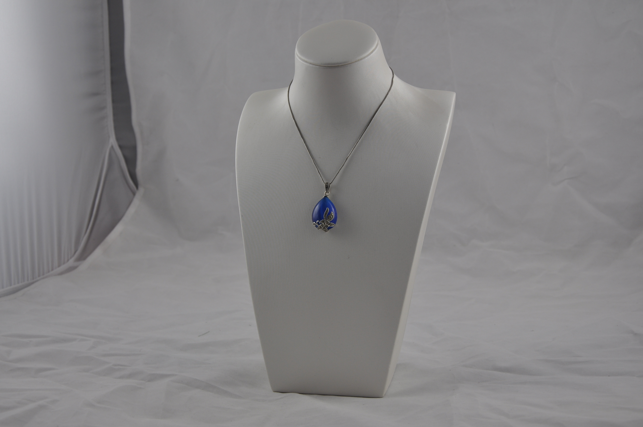 Hot sale small PU leather and wood jewelry display bust with white base for jewelry display