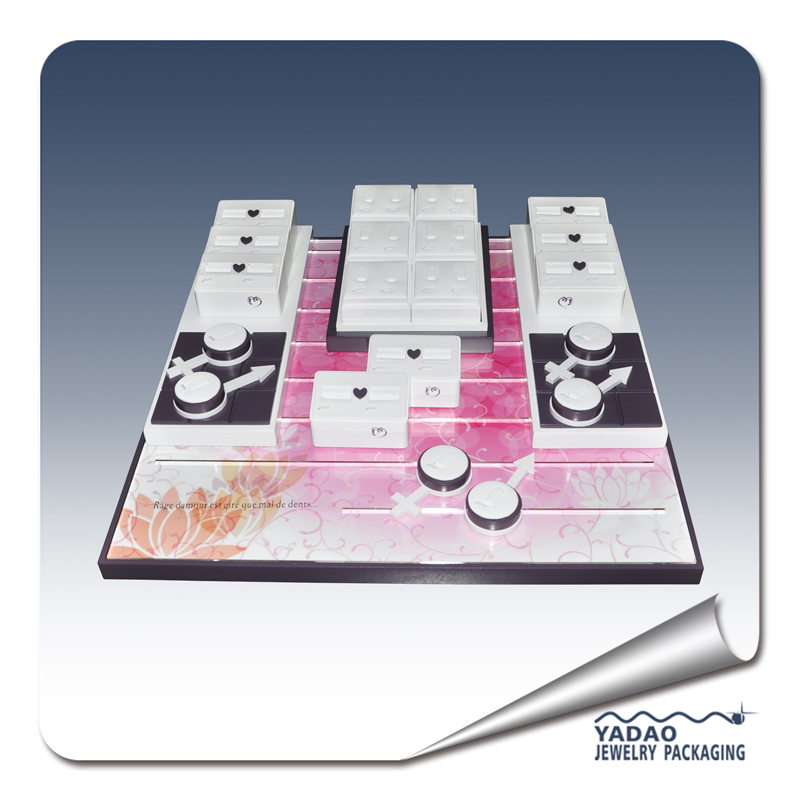 Pantalla lacado joyas de madera en lo alto brillante escaparate contra la joyería para el anillo