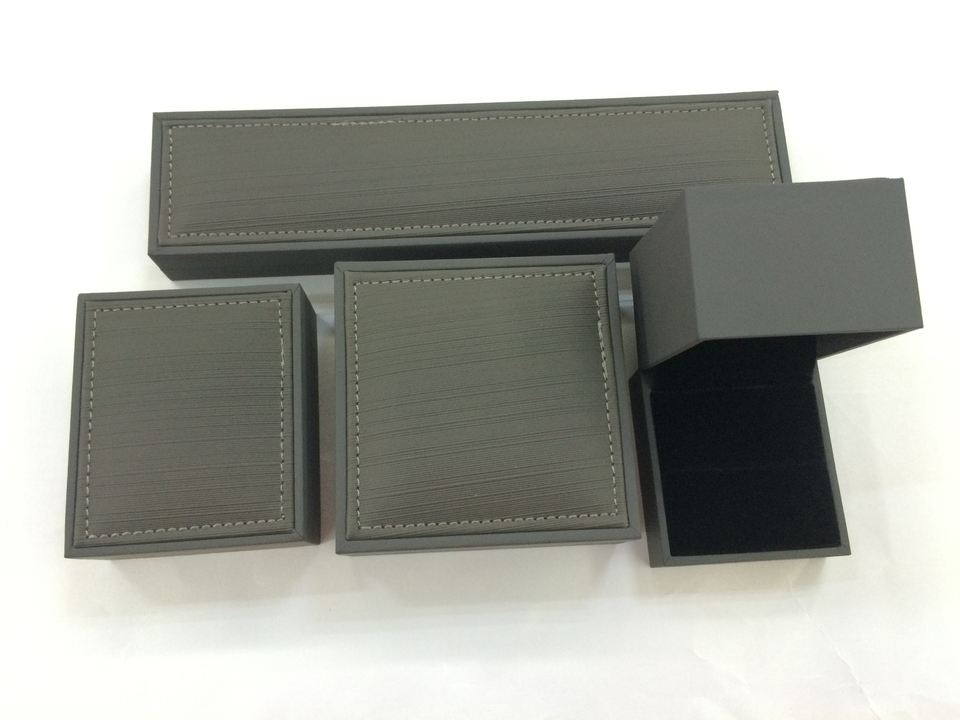 Luxury Set Leather Custom Logo Printed Jewelry Boxes Gift Box Manufactory plastic shell Leatherette paper jewelry box accept customize color/material