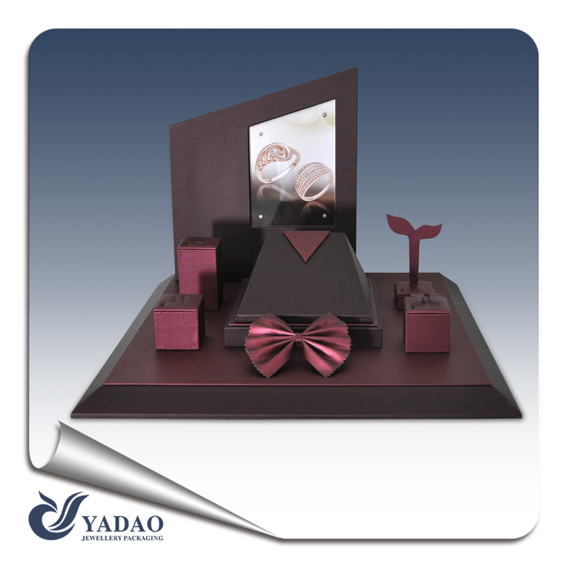 OEM ، ODM متاح حجم صغير مخصص يسهل أخذ مظهر مزخرف بلون غامق عرض مجوهرات mdf / الدعائم