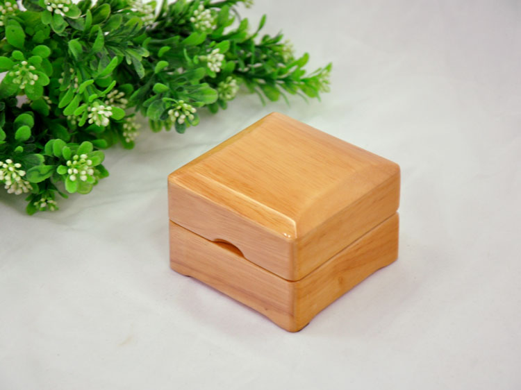Reasonable price new design wooden jewelry ring display stand luxury display Manufacture