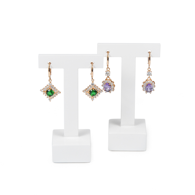 Malý bílý bezplatný potisk šperků s přehlídkou stojanu na náušnice