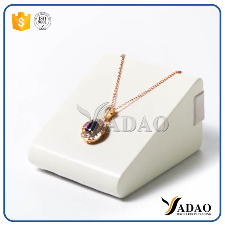 En gros, beau design soigné MDF avec présentoirs pendentif en cuir / velours de Yadao