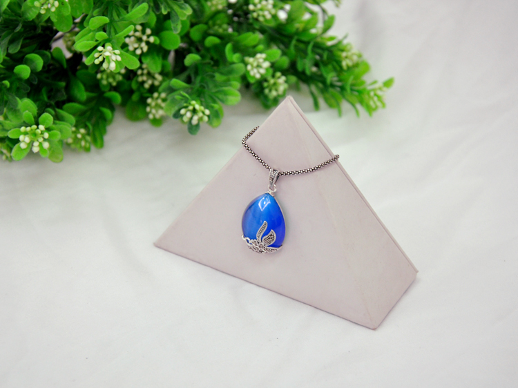 MDF ที่กำหนดเองขายส่งและเครื่องหนัง PU สีขาวจัดงานแสดงสินค้าสำหรับเครื่องเพชรพลอยจี้เคาน์เตอร์และแสดงหน้าต่างจี้ยืน