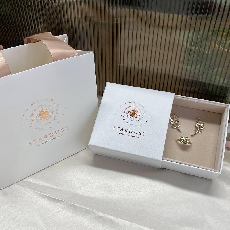 Nejprodávanější zásuvková papírová krabice v bílé a nahé barvě