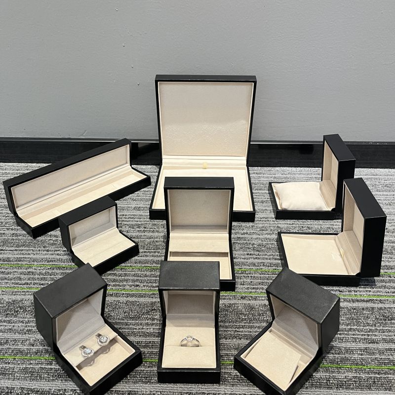 Set luxuriöser schwarzer Lederschmuckpakete zu erschwinglichen Preisen