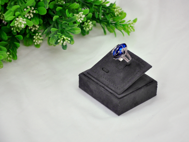 factory price wooden velvet ring display stand holder for ring display made in China