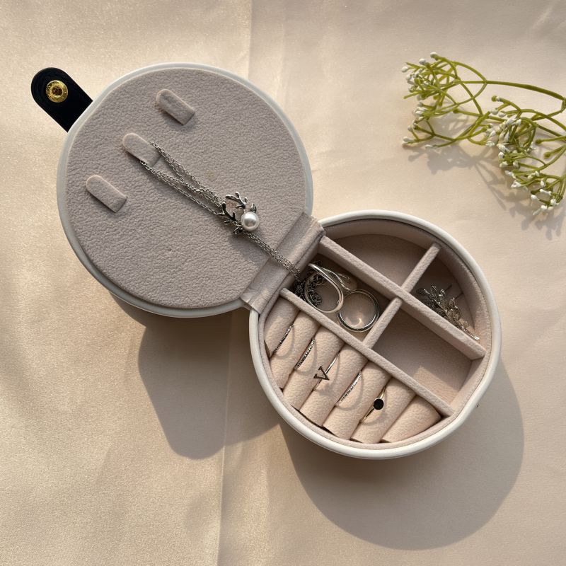 luxury jewelry packaging case can be carried when you go outside high quality ou leather finished with brand logo