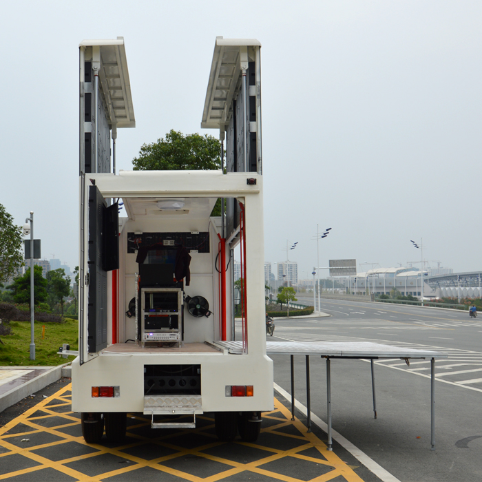 ISUZU BRAND Double screen with P8 screen model mobile led truck