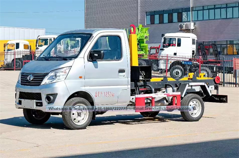 Совершенно новый 4x2 Чанган 3 кубический метр мини -крюк с поднятием мусоровочного грузовика, съемный мусорный грузовик 3CBM