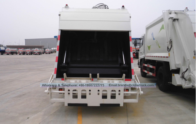 China 4x4 Dongfeng Kingrun 8 CBM Compactor Truck