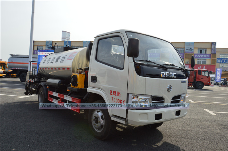 Китай Производство асфальтовой дороги разработчике DFAC Асфальт опрыскиватель поставщик в Китае, 4000 литров Битум Дистрибьюторов Поставщик