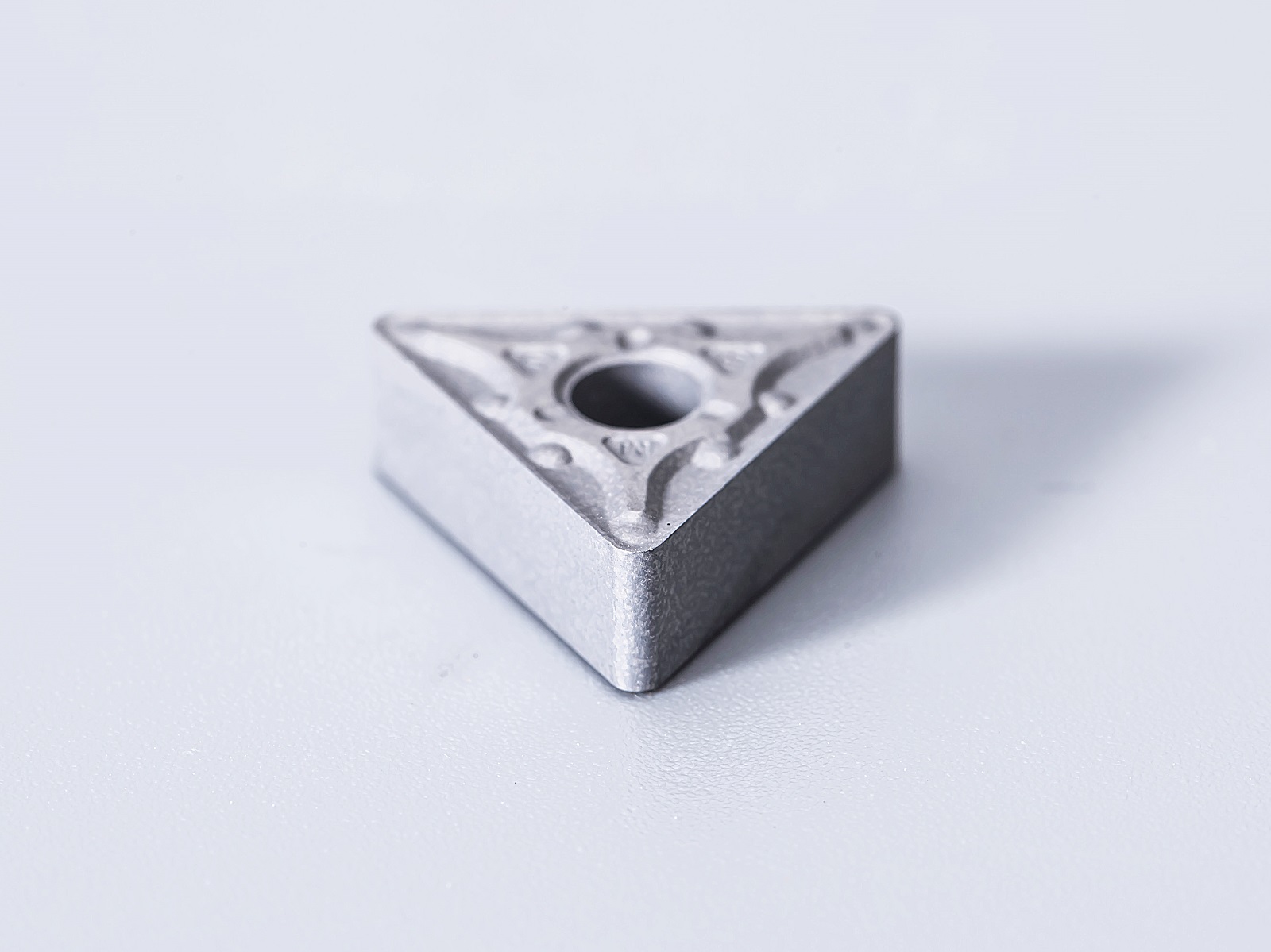 Volframkarbinsatser för skärning av metall