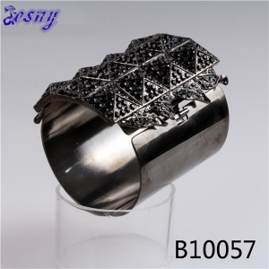 2014 gothic unique pyramid rhinestone wide bracelet B10057