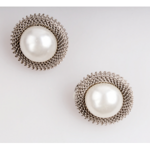 Hot Sale Simple Wearing White Pearl Earrings Stud For Girls Jewelry Display