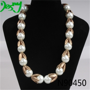 gold four leaf clover mother of pearl costume necklace N90450