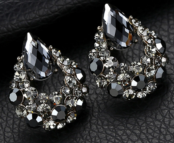 Retro European Style Zinc Alloy Stud Earrings Manufacturer in China