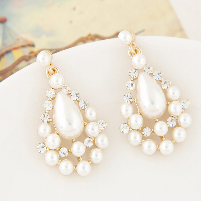 The new boutique version of the fashionable sweet pearl water droplets temperament earrings wholesale female pearl and diamond earrings