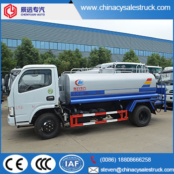 Vehículo transportador de agua 4x2 en aspersores de agua de 6000 litros.