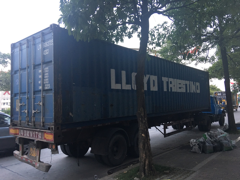 All of our workers load 699 cartons into a 40" container today