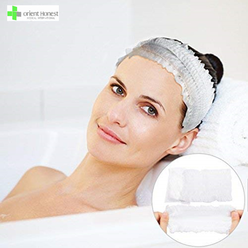 Im Schönheitssalon wird ein Einweg-Haarband aus Vliesstoff mit Gummibändern verwendet