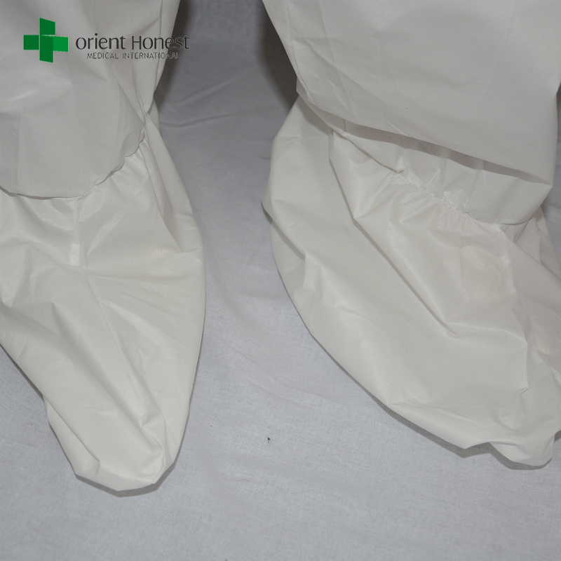 Einweg-weißen Overalls mit Schuhabdeckung, Chemikalienschutzkleidung, SF Einwegkleidung Lieferant