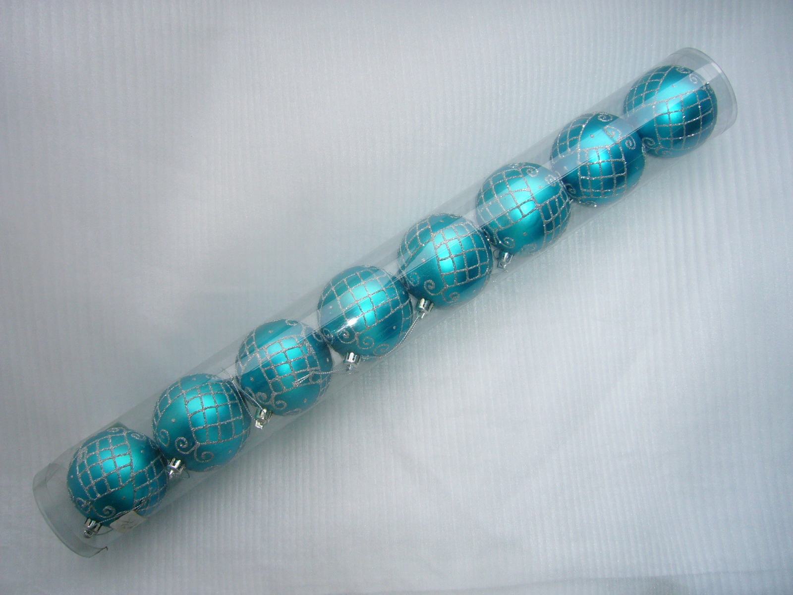 排他的な最高品質のクリスマスのボールをぶら下げ