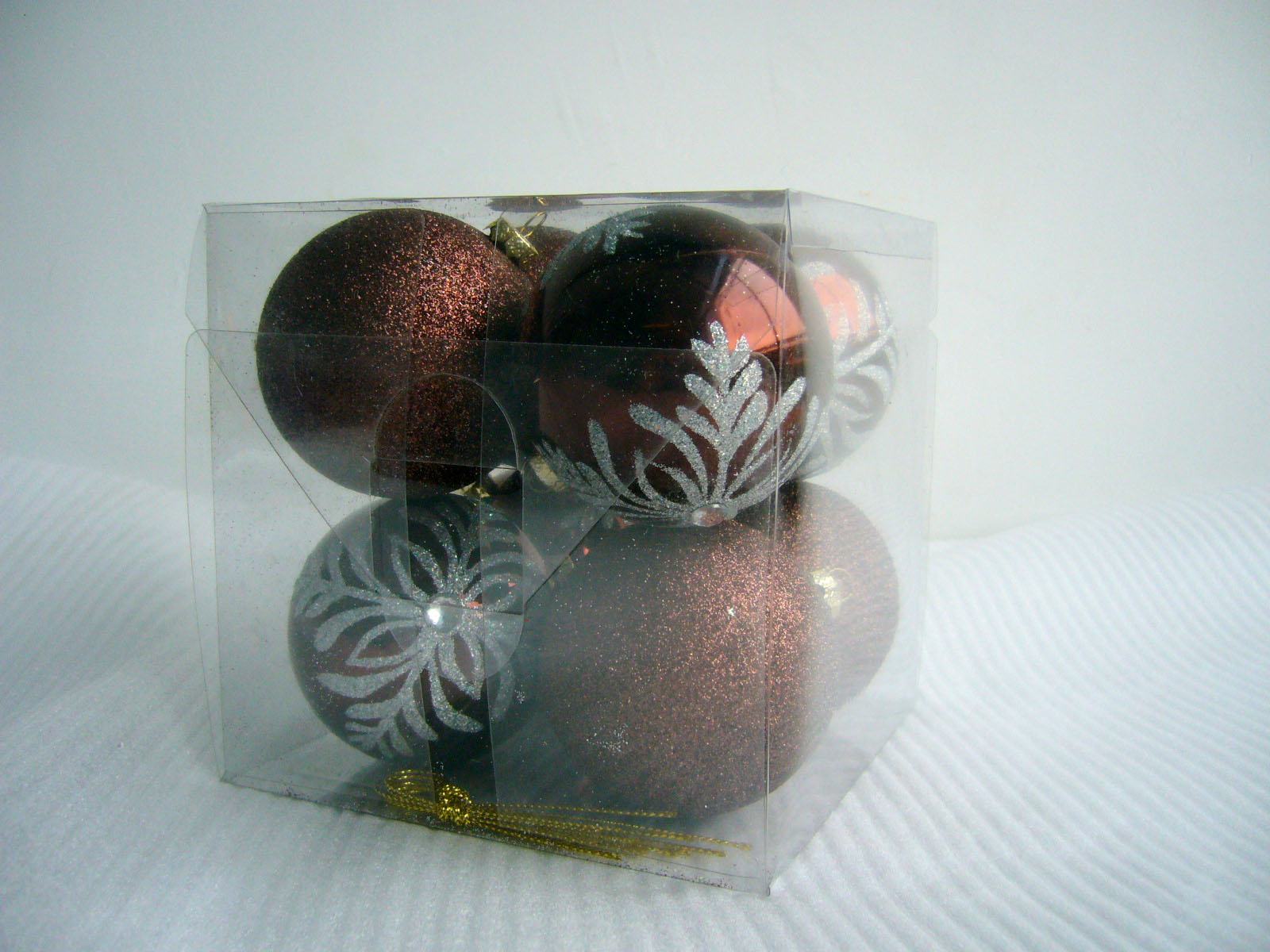 ファッショナブルなプラスチック製の手はクリスマスボールを描いた