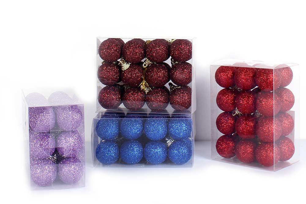 闪闪发光的圣诞树装饰球集