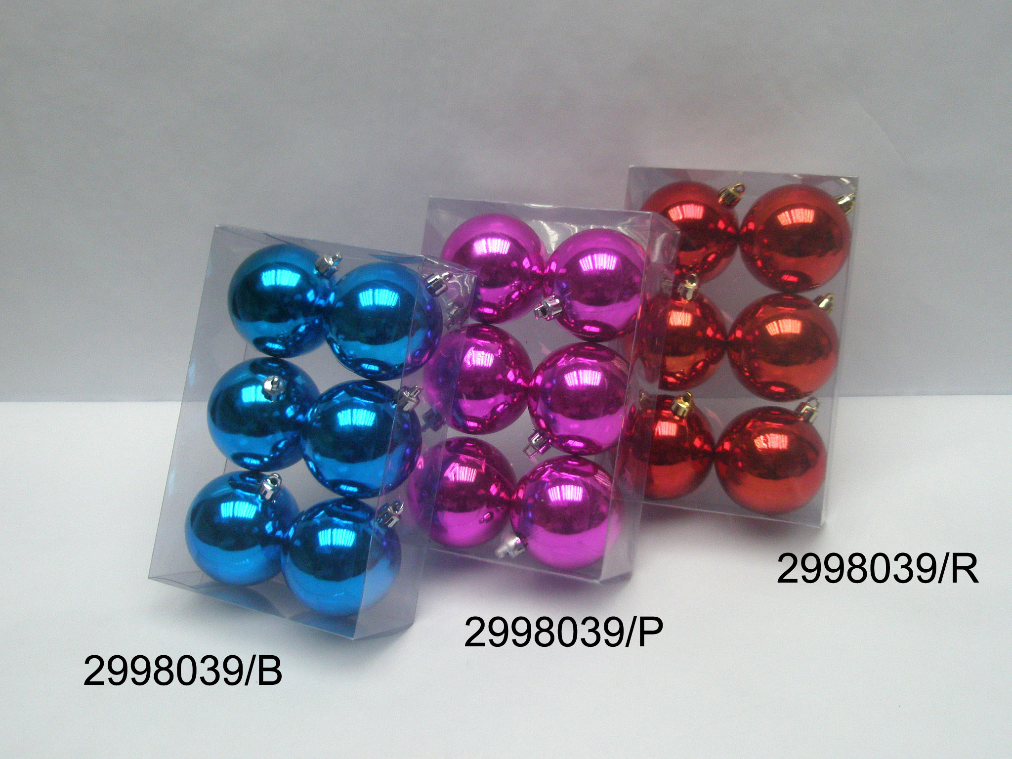 豪華なサテンのクリスマス ボールをぶら下げ