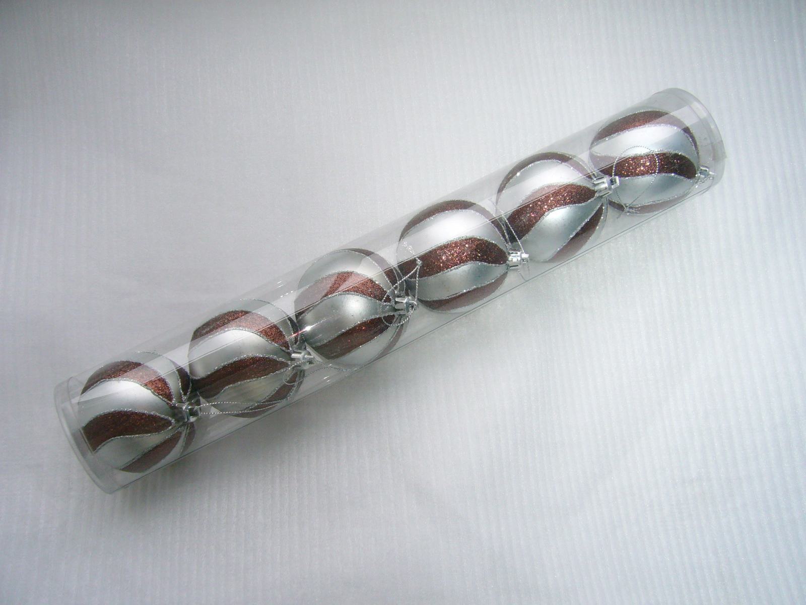 El plástico magnífico adorna la bola hecha a mano de la Navidad