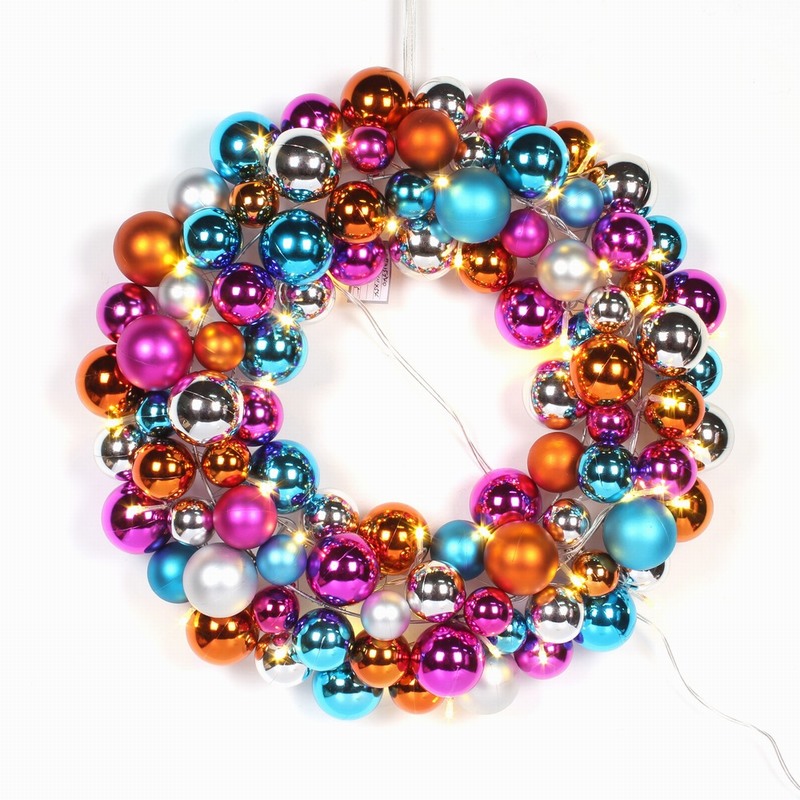 点亮了室外的红色浆果圣诞花环