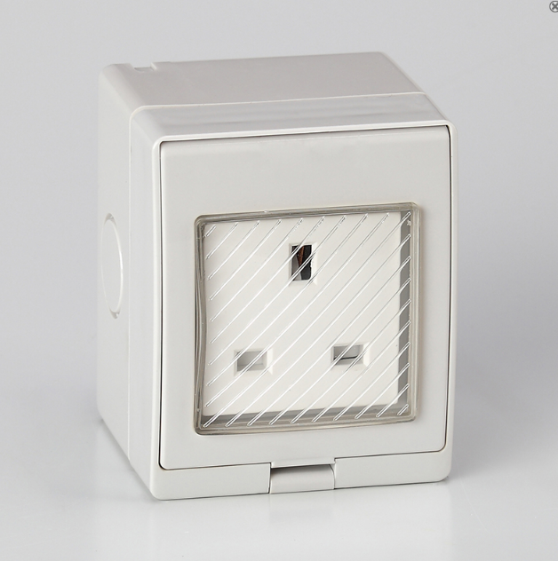 Presa impermeabile montata su superficie Una presa elettrica esterna britannica a 3 pin Presa industriale IP55 impermeabile