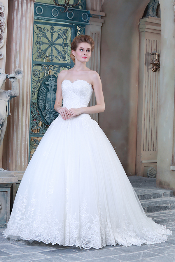 New arrival pure white lace appliqued sweetheart neckline wedding dress made in China