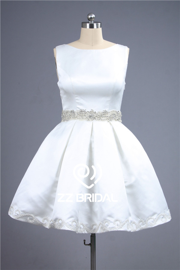 Satynowa tkanina przejrzeć powrotem koralikami suknia bez rękawów, na dole sukni wieczorowej krótkie