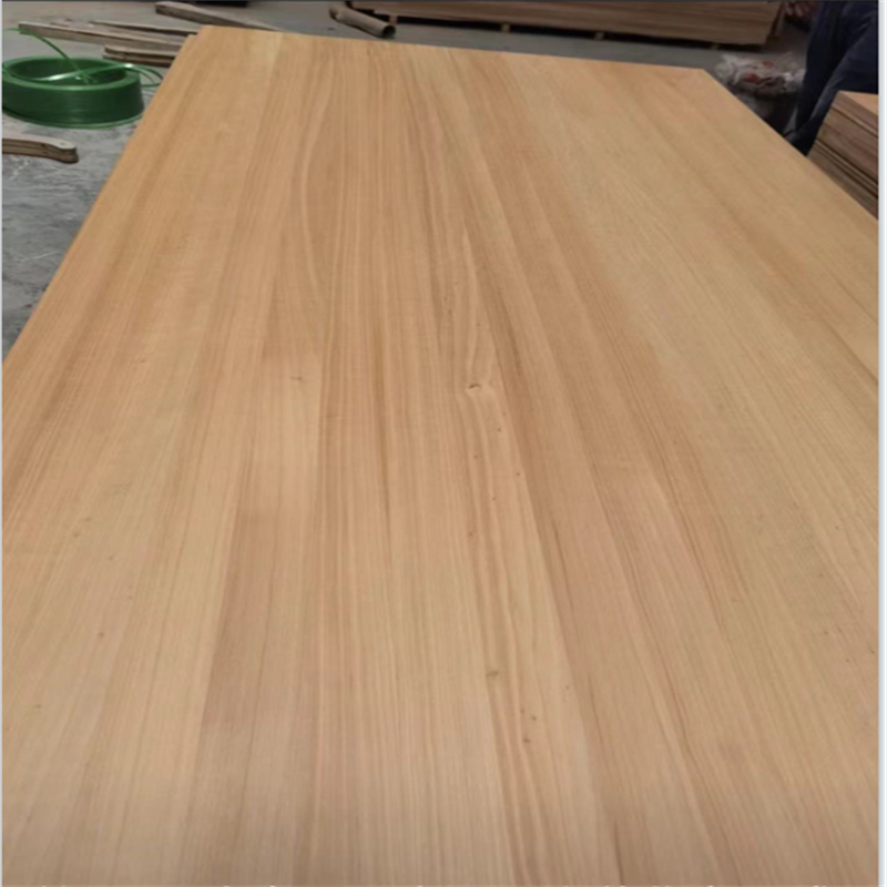 Legno di pioppo di colore chiaro carbonizzato con strisce parallele incollate in fabbrica
