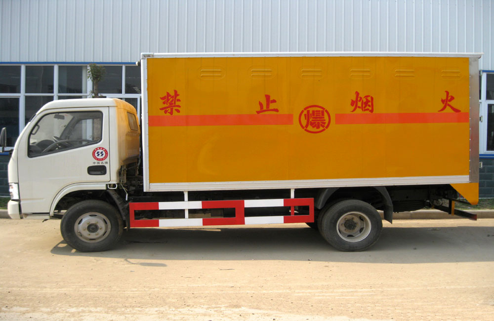 Dongfeng JDF5070XQYDFA4 GB3847-2005 3.5t loading capacity blasting equipment transpoter van truck