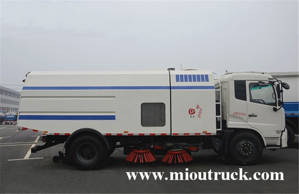 东风 4 x 2 6 吨载重量7m ³ 扫路车