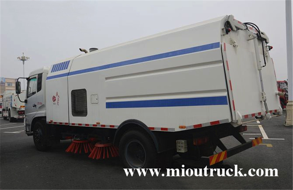 东风 4 x 2 6 吨载重量7m ³ 扫路车