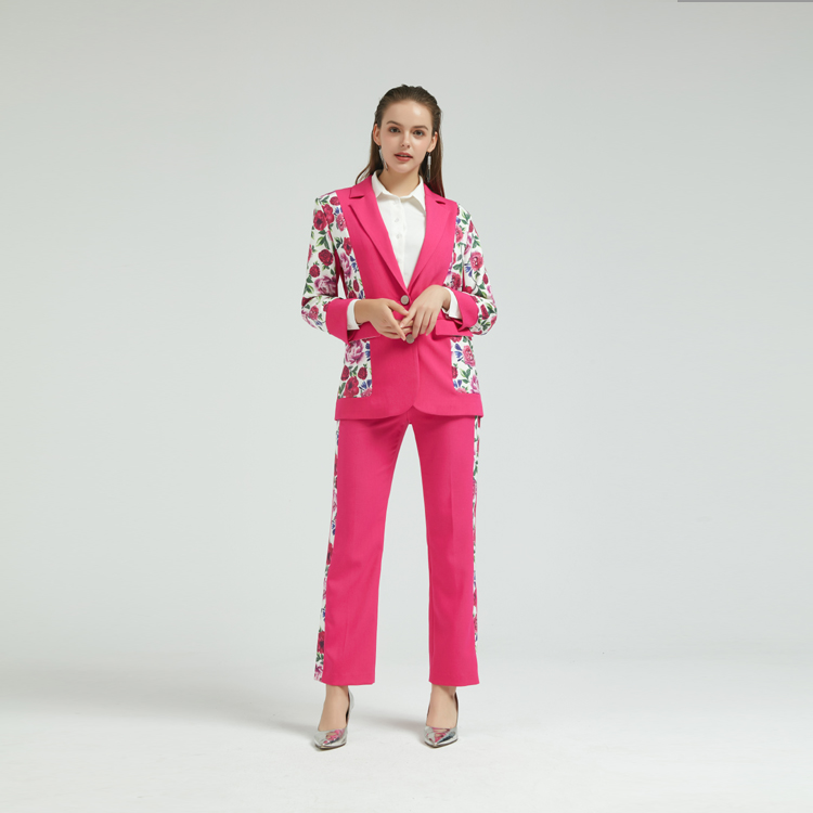 Costume chic pour femme avec côté imprimé de fleurs