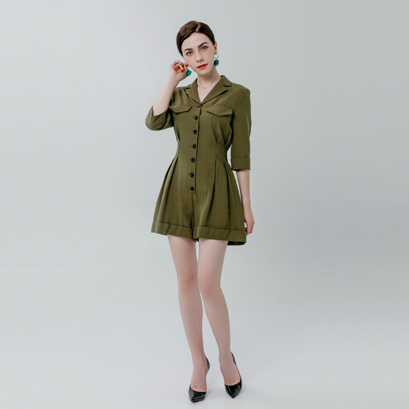 Macacão feminino com botão na frente