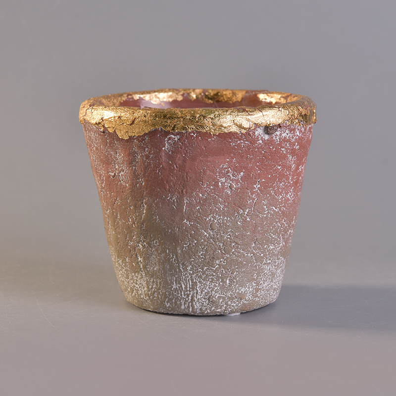 Contenitore per barattoli di cemento con candela e foglia d'oro