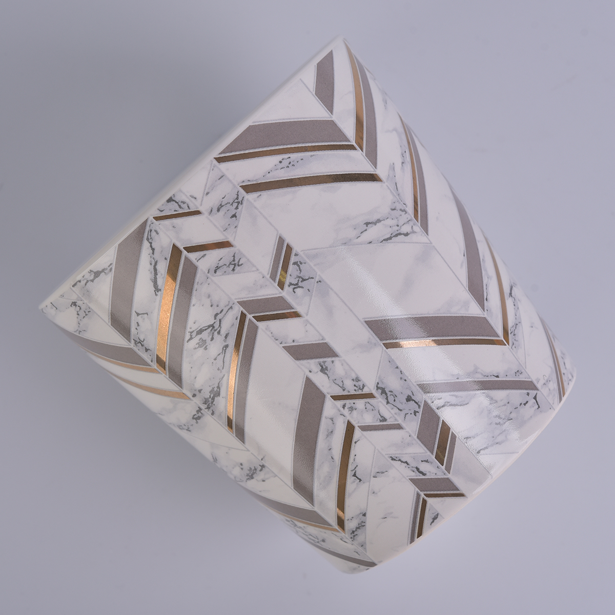 Sunny自己设计的带有贴花印花的陶瓷蜡烛罐