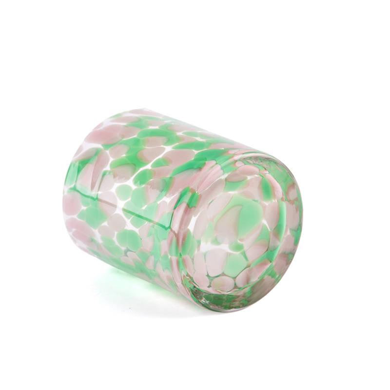 Bougie en verre vide à la main